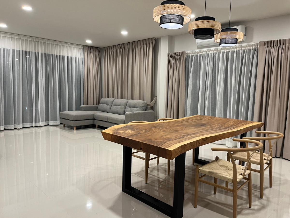 For RentHouseBangna, Bearing, Lasalle : Luxurious house for rent, ready to move in, Centro Bangna (Centro Bangna), near Mega Bangna and international schools.