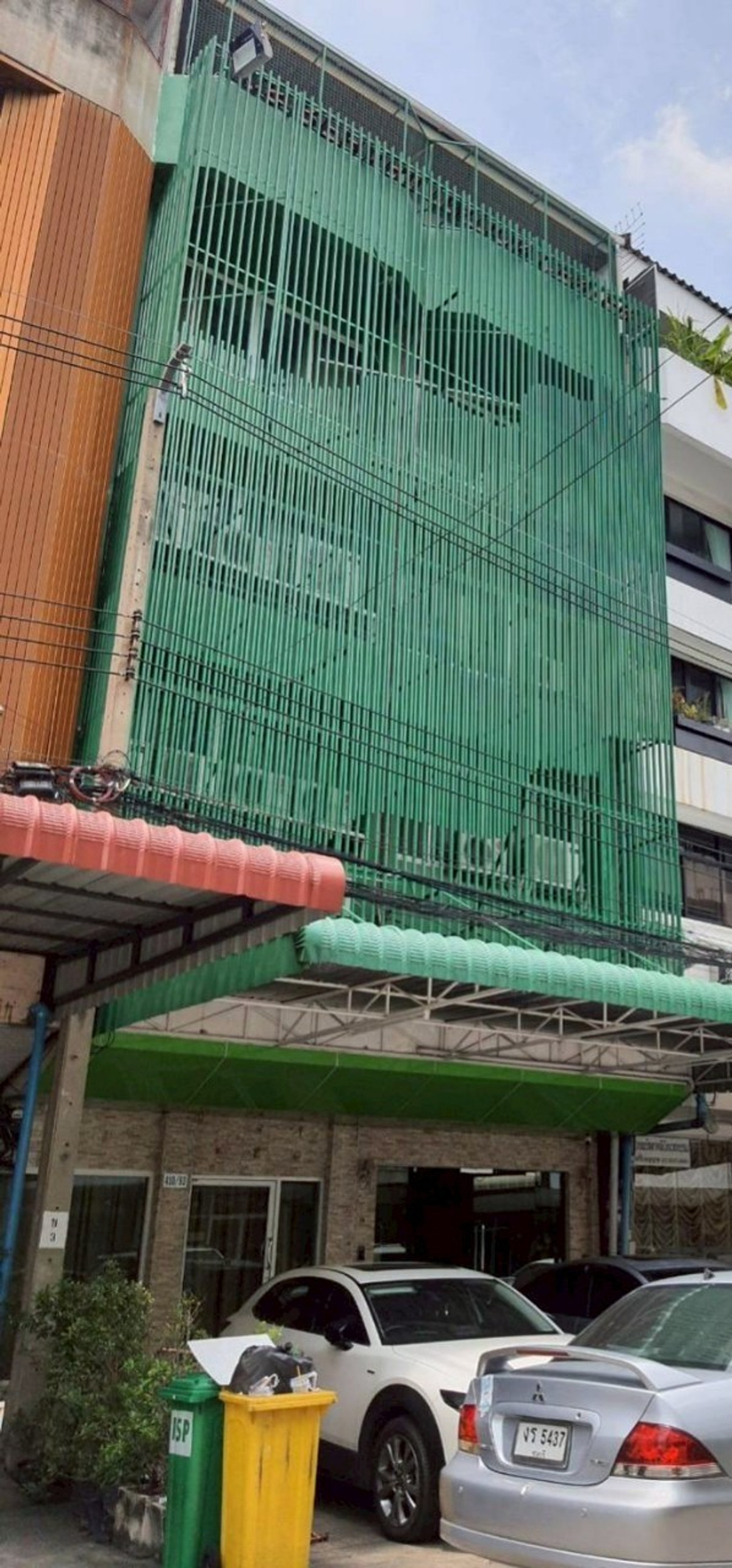 For RentOfficeRatchadapisek, Huaikwang, Suttisan : 💥Office building for rent — 5 floors, total area 1,000 sq.m. Convenient location surrounded by great food spots, only 400 meters from MRT Ratchadaphisek. For more information, please call 086-369-2224.