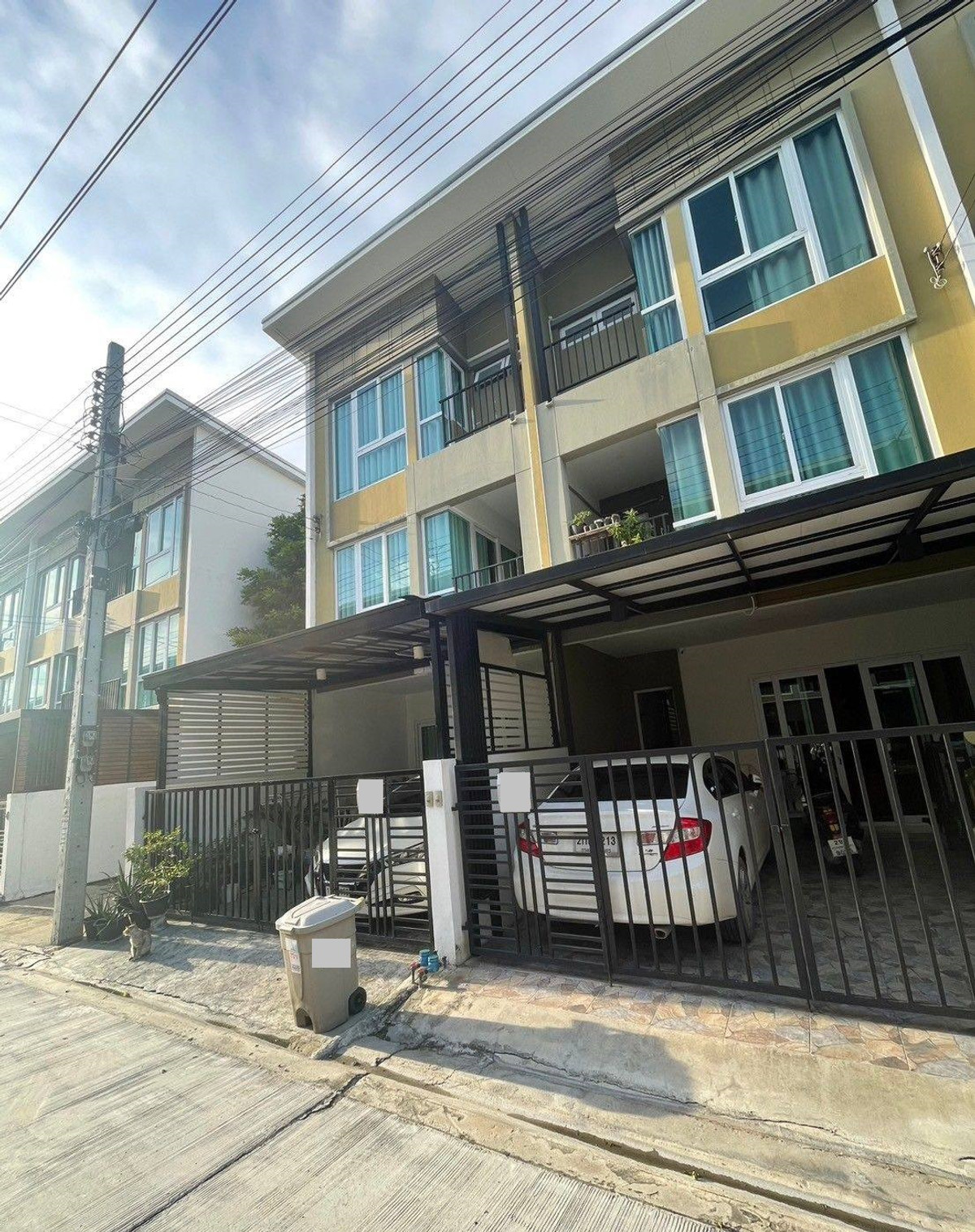 ขายทาวน์โฮมสมุทรปราการ สำโรง : 19.4ตรว 3นอน3น้ำ ทาวน์โฮม 3 ชั้น เบล็ส ทาวน์ ศรีนครินทร์ หนามแดง