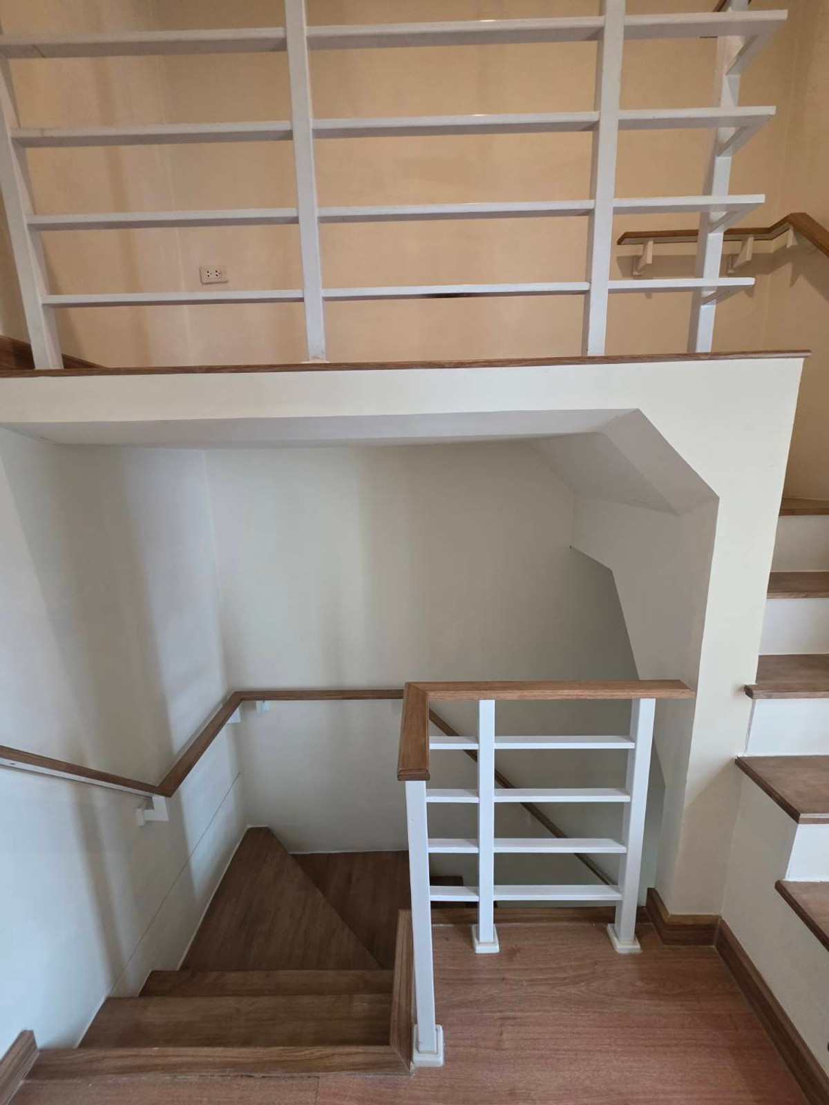 ให้เช่าทาวน์โฮมพระราม 5 ราชพฤกษ์ บางกรวย : ให้เช่าทาวน์โฮม โกลเด้นทาวน์ วงศ์สว่าง - รัชดา ใกล้ MRT แยกติวานนท์ เพียง 5 นาที