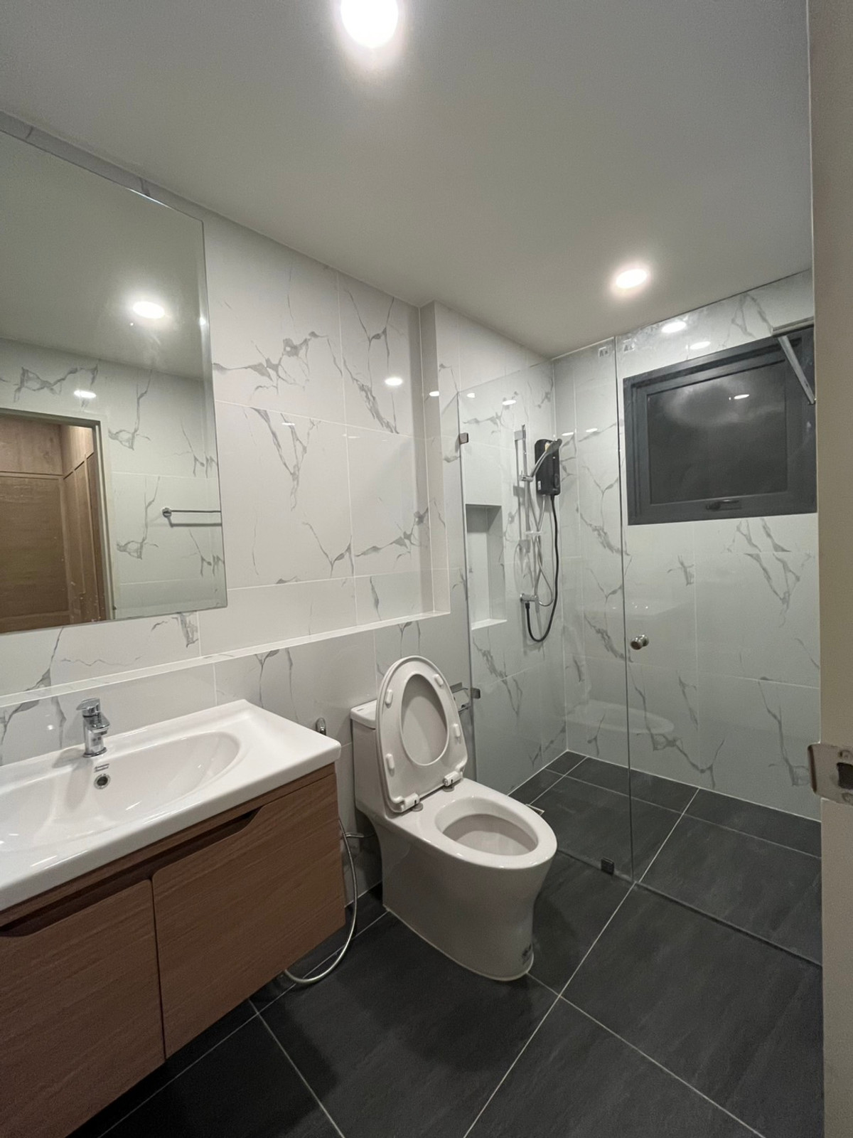 For RentHouseBangna, Bearing, Lasalle : Luxurious house for rent, ready to move in, Centro Bangna (Centro Bangna), near Mega Bangna and international schools.