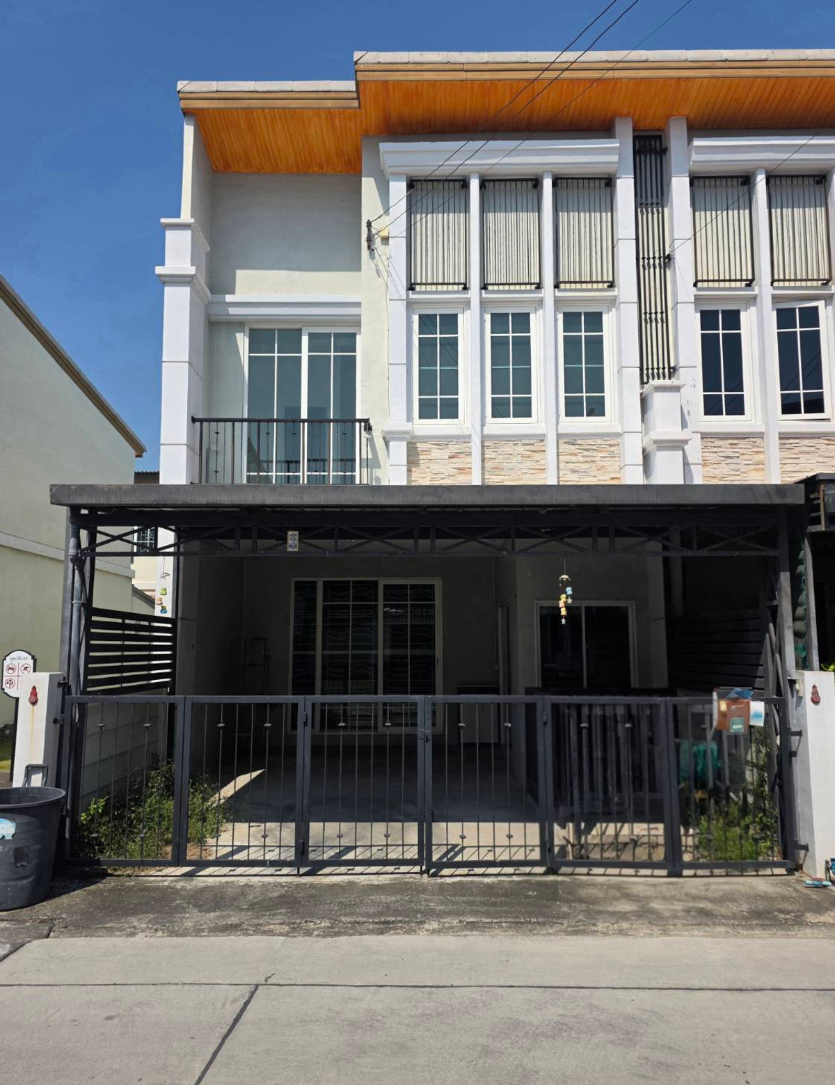 For RentTownhomeRama5, Ratchapruek, Bangkruai : Townhome for rent, Golden Town Wong Sawang - Ratchada, near MRT Tiwanon Intersection, only 5 minutes.
