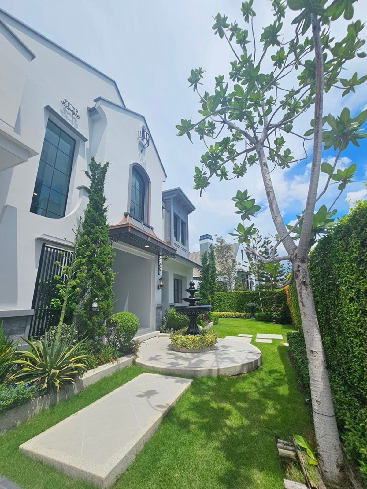 HousePattanakan, Srinakarin : 📢👇 For Sale / Rent – Luxury Houses at Nantawan Rama 9 – New Krungthep KreethaConveniently connected to multiple main routes.