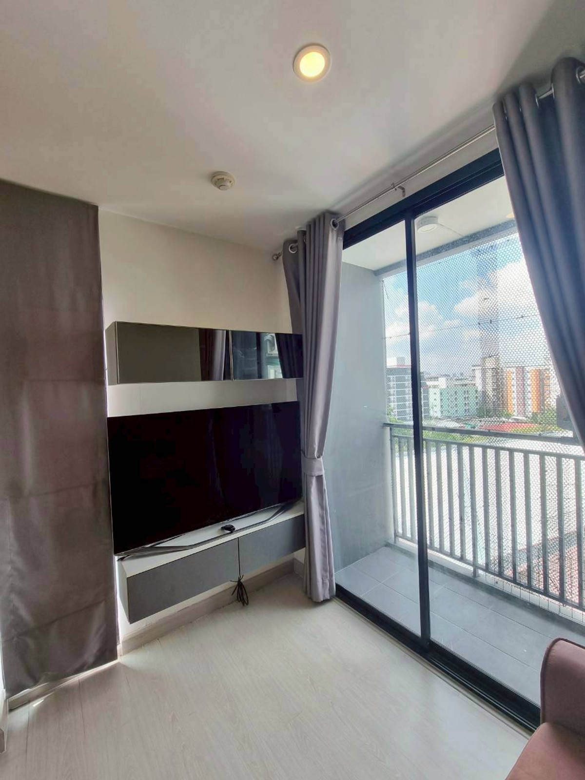 ให้เช่าคอนโดแจ้งวัฒนะ เมืองทอง : ให้เช่าซีนคอนโด Zeen Condo ตรงข้ามเดอะมอลล์งามวงศ์วาน 1 ห้องนอน 28 ตรม ใกล้โรงพยาบาลนนทเวช พันทิพ