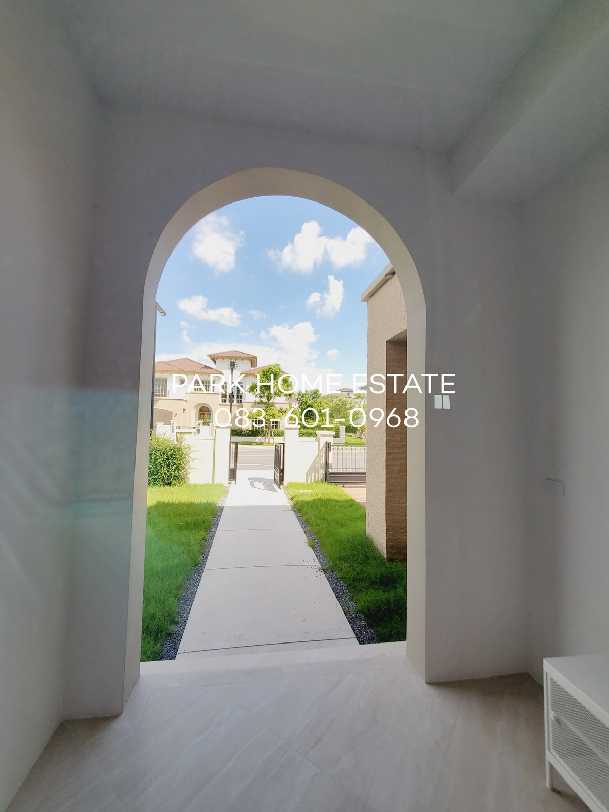 For RentHousePathum Thani,Rangsit, Thammasat : For Rent: Sereno Reignwood Residence Collections A Spanish-style single-family home surrounded by over 2,000 rai of nature, with a golf course backing onto the house.