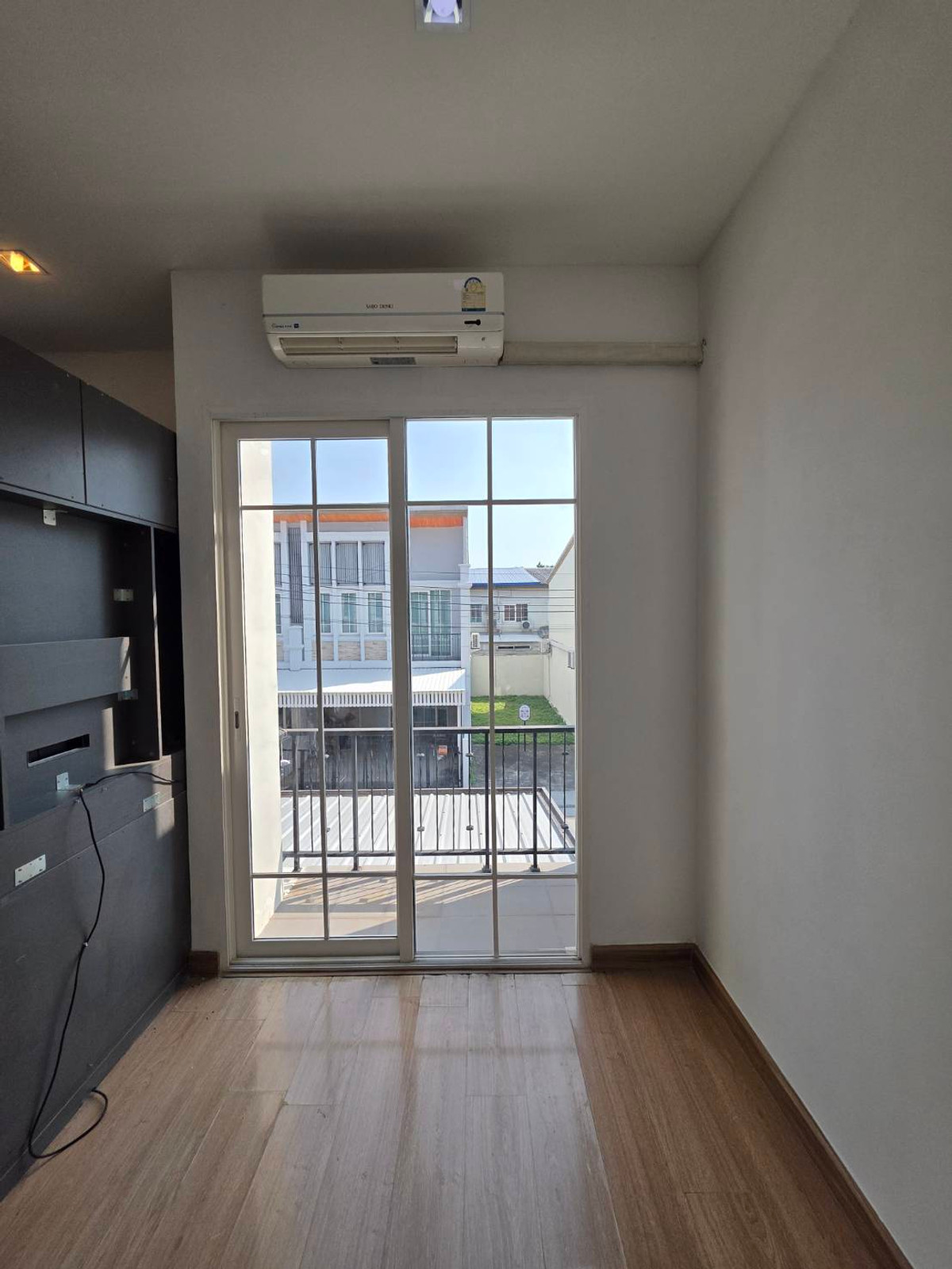 ให้เช่าทาวน์โฮมพระราม 5 ราชพฤกษ์ บางกรวย : ให้เช่าทาวน์โฮม โกลเด้นทาวน์ วงศ์สว่าง - รัชดา ใกล้ MRT แยกติวานนท์ เพียง 5 นาที