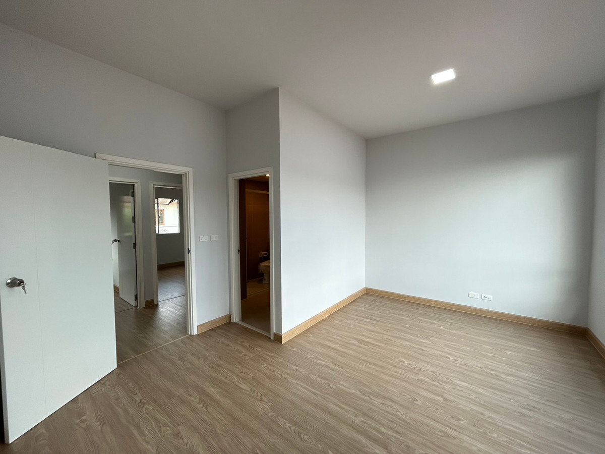 ขายทาวน์โฮมมีนบุรี-ร่มเกล้า : โครงการ พฤกษาวิลล์ รามคำแหง-ร่มเกล้า ทาวน์โฮม 2 ชั้น ต่อเติมหลังคาโรงจอดรถ และครัวพร้อมเคาน์เตอร์ครบ