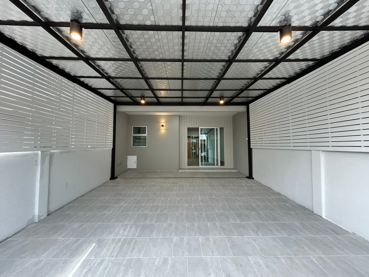 ขายทาวน์โฮมมีนบุรี-ร่มเกล้า : โครงการ พฤกษาวิลล์ รามคำแหง-ร่มเกล้า ทาวน์โฮม 2 ชั้น ต่อเติมหลังคาโรงจอดรถ และครัวพร้อมเคาน์เตอร์ครบ