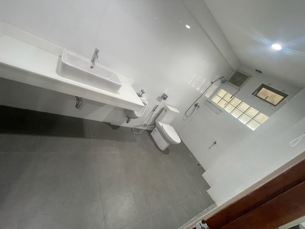 For RentHome OfficeLadkrabang, Suwannaphum Airport : Office building, Rama 9 Soi 43 / 4 Floor (FOR SALE) BZD046