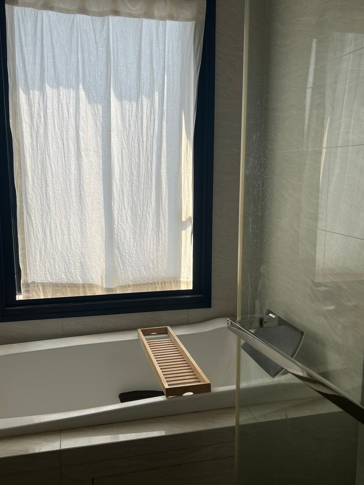 ให้เช่าคอนโดสุขุมวิท อโศก ทองหล่อ : Pet Friendly 🐱 Maru  Ekkamai Great location. It’s a corner bedroom unit — no shared walls, so you can be a bit more private 👀