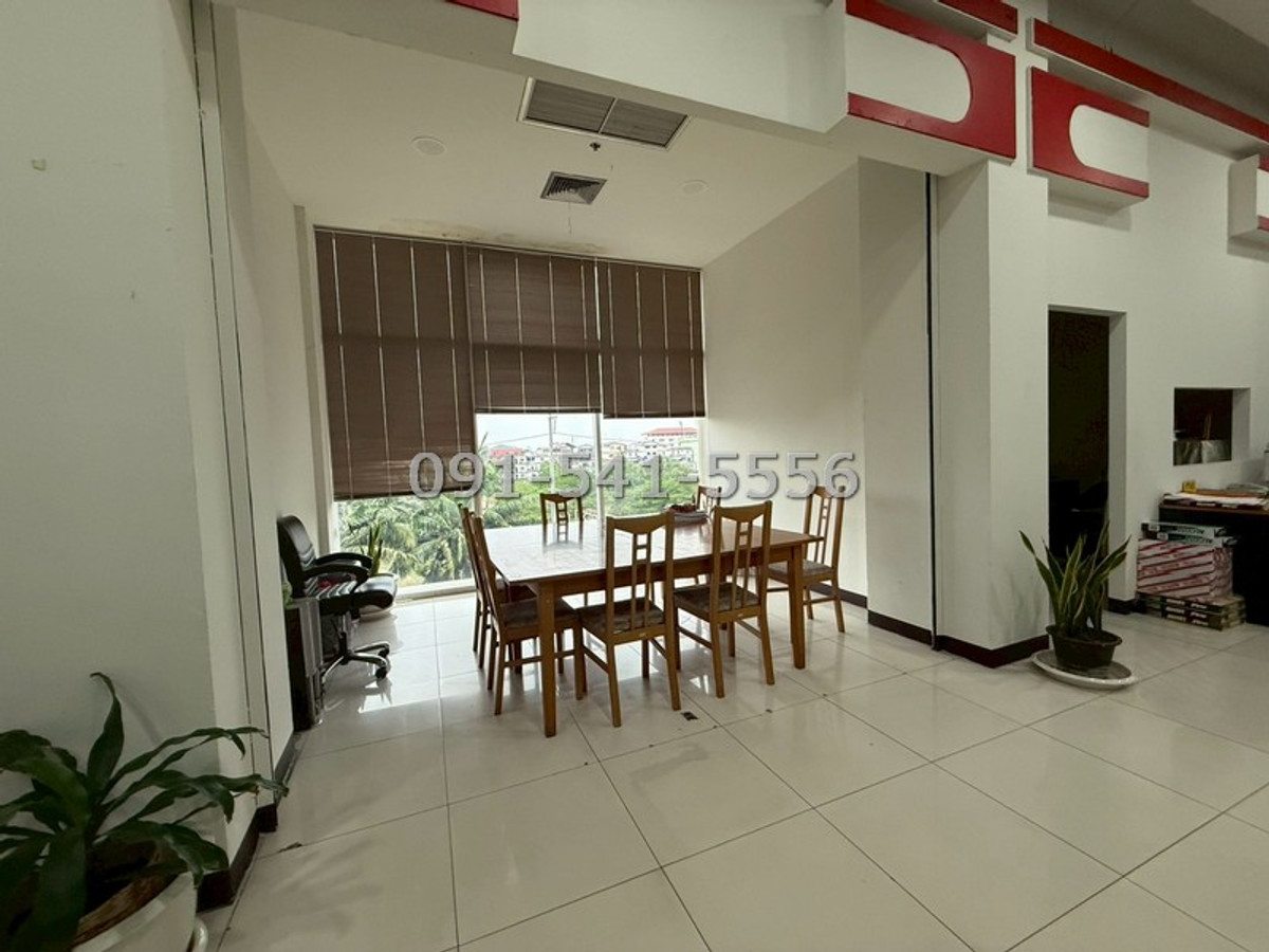 For RentOfficePathum Thani,Rangsit, Thammasat : For rent: shopping center, office building in the heart of Nava Nakhon, area 10,000 sq m, good location next to the main road, 4-story building with hall for organizing events.