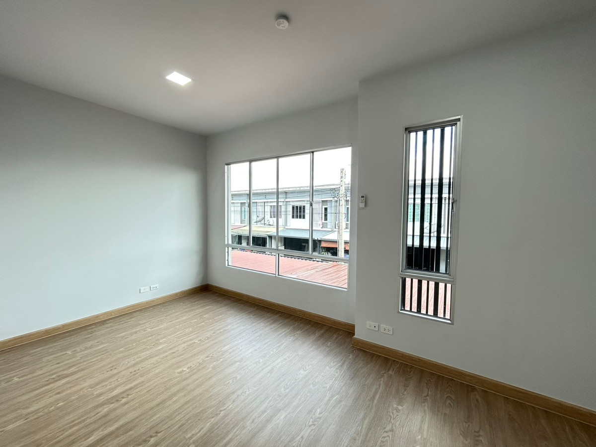 ขายทาวน์โฮมมีนบุรี-ร่มเกล้า : โครงการ พฤกษาวิลล์ รามคำแหง-ร่มเกล้า ทาวน์โฮม 2 ชั้น ต่อเติมหลังคาโรงจอดรถ และครัวพร้อมเคาน์เตอร์ครบ