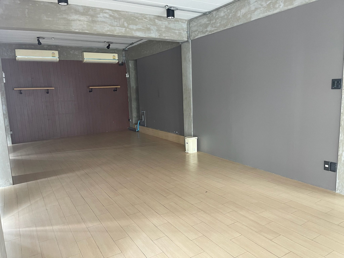 For RentHome OfficeLadkrabang, Suwannaphum Airport : Office building, Rama 9 Soi 43 / 4 Floor (FOR SALE) BZD046