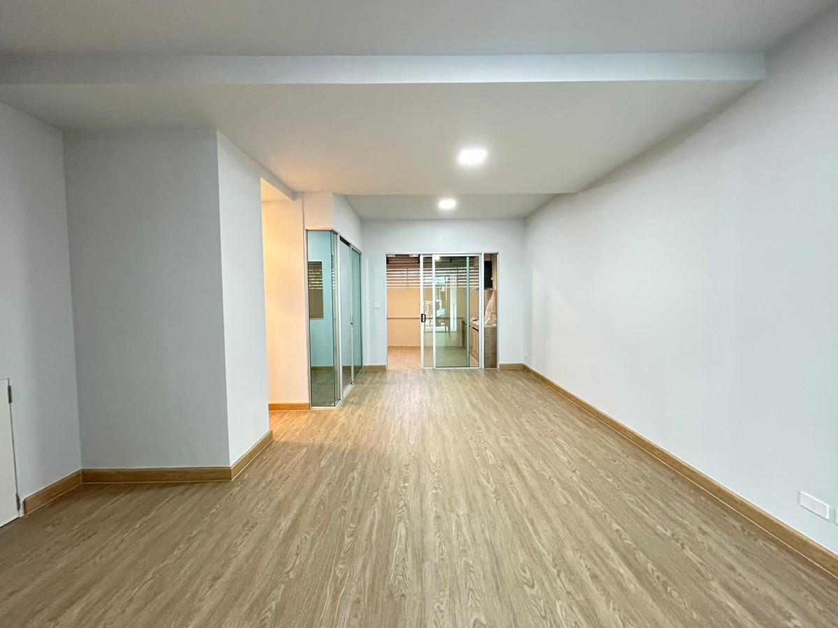 ขายทาวน์โฮมมีนบุรี-ร่มเกล้า : โครงการ พฤกษาวิลล์ รามคำแหง-ร่มเกล้า ทาวน์โฮม 2 ชั้น ต่อเติมหลังคาโรงจอดรถ และครัวพร้อมเคาน์เตอร์ครบ