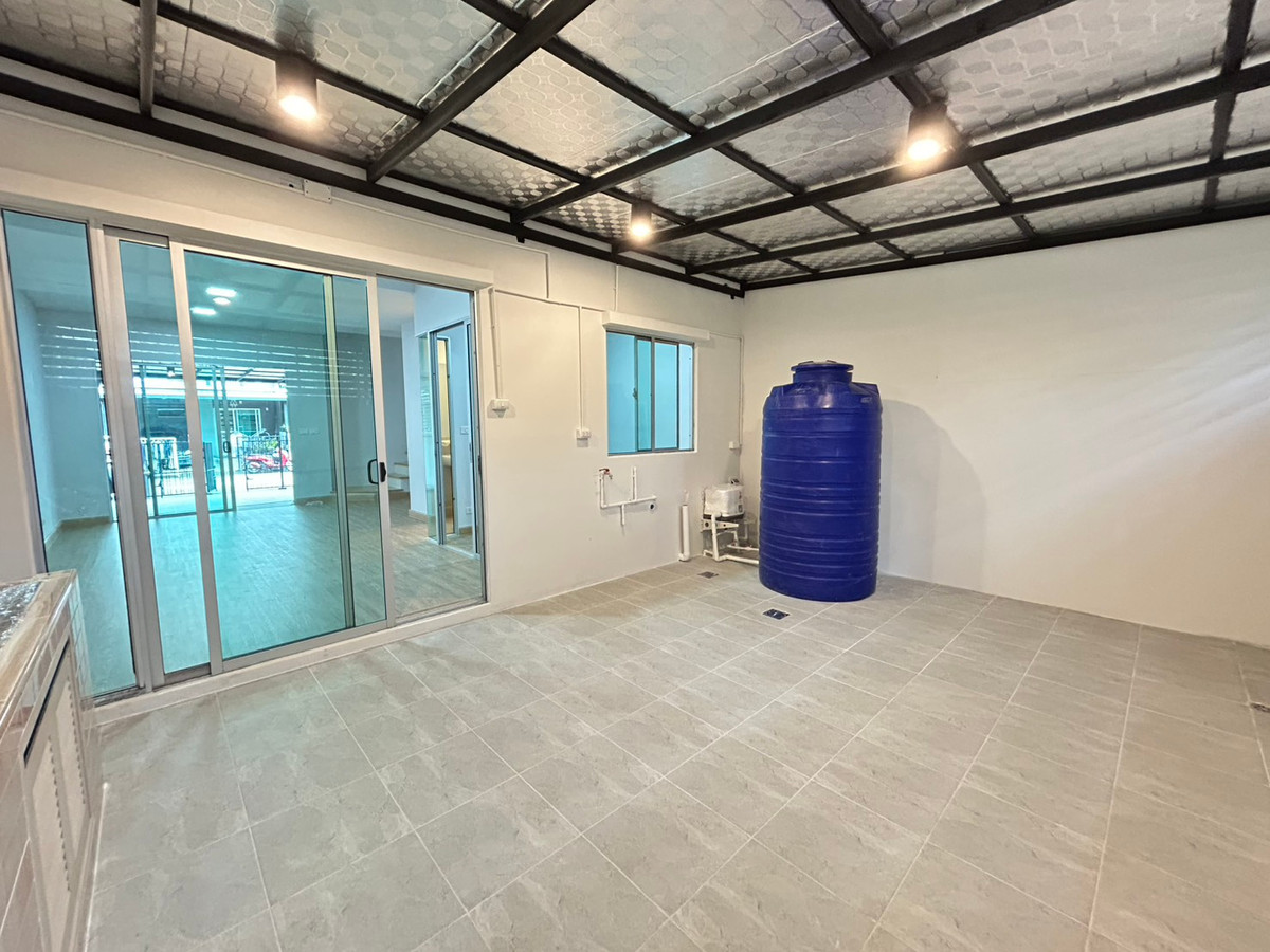 ขายทาวน์โฮมมีนบุรี-ร่มเกล้า : โครงการ พฤกษาวิลล์ รามคำแหง-ร่มเกล้า ทาวน์โฮม 2 ชั้น ต่อเติมหลังคาโรงจอดรถ และครัวพร้อมเคาน์เตอร์ครบ