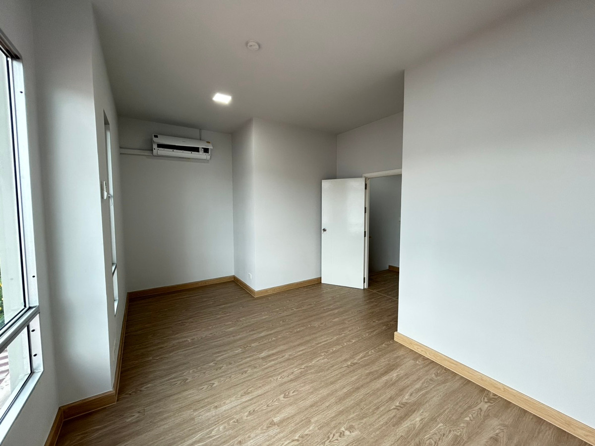 ขายทาวน์โฮมมีนบุรี-ร่มเกล้า : โครงการ พฤกษาวิลล์ รามคำแหง-ร่มเกล้า ทาวน์โฮม 2 ชั้น ต่อเติมหลังคาโรงจอดรถ และครัวพร้อมเคาน์เตอร์ครบ