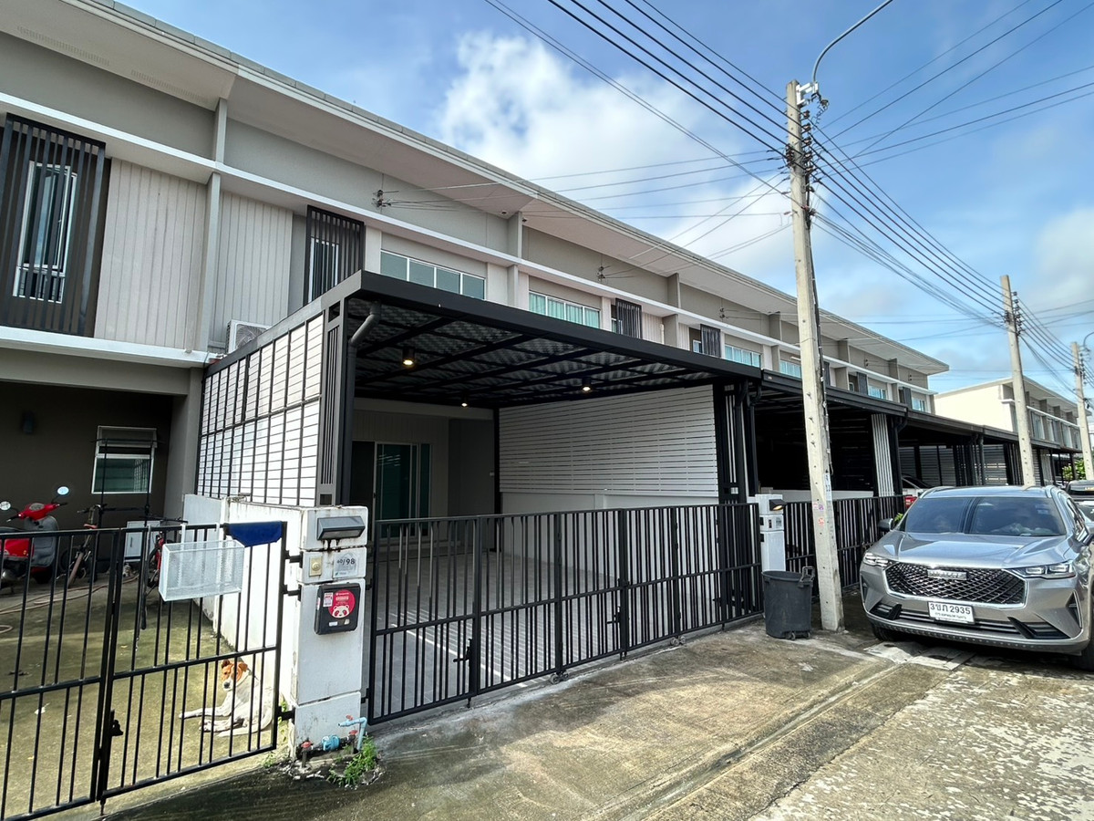 ขายทาวน์โฮมมีนบุรี-ร่มเกล้า : โครงการ พฤกษาวิลล์ รามคำแหง-ร่มเกล้า ทาวน์โฮม 2 ชั้น ต่อเติมหลังคาโรงจอดรถ และครัวพร้อมเคาน์เตอร์ครบ