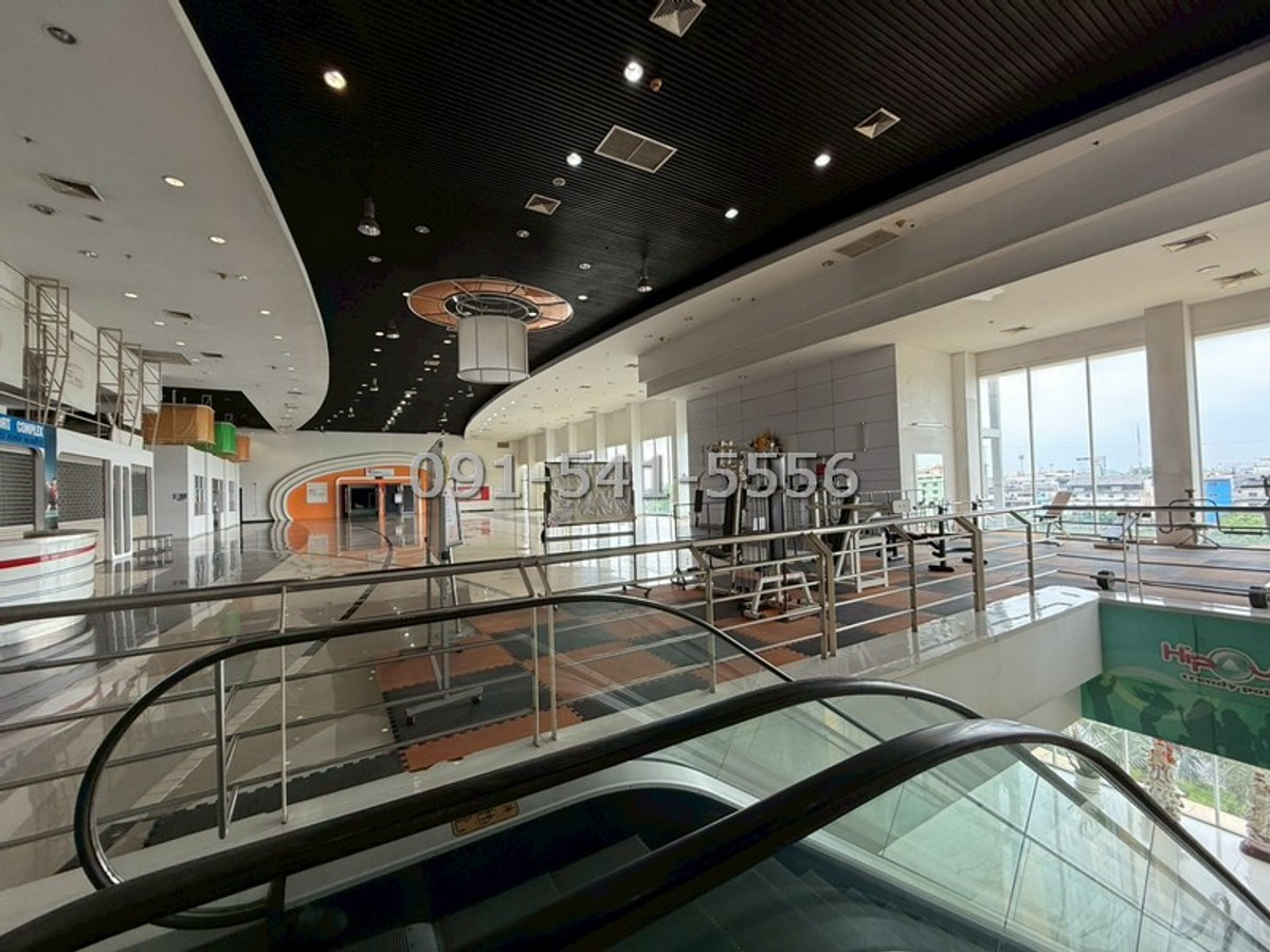 For RentOfficePathum Thani,Rangsit, Thammasat : For rent: shopping center, office building in the heart of Nava Nakhon, area 10,000 sq m, good location next to the main road, 4-story building with hall for organizing events.