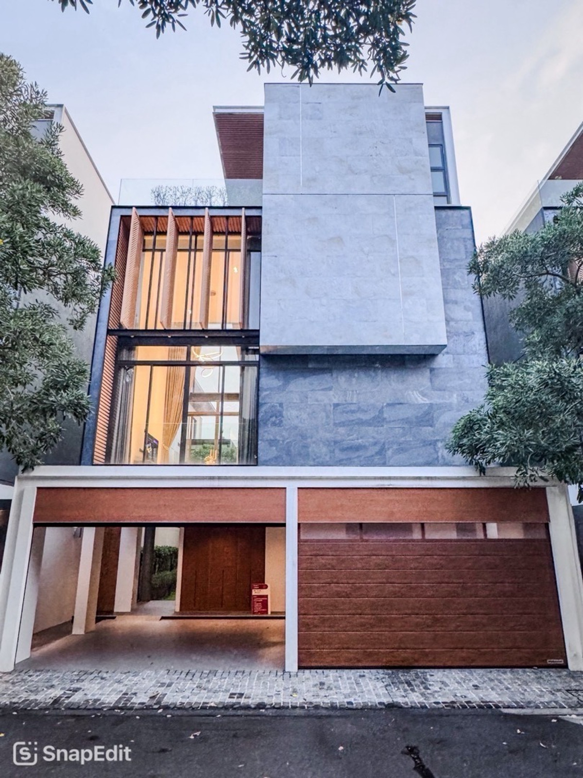 For RentHouseKaset Nawamin,Ladplakao : 📢👇Brand new  luxury 4-storey house with private elevator. Located on Prasert-Manukit Road, with multiple access routes via Soi Mayalap (Kaset-Nawamin area). Positioned on a main road, close to the Ekamai-Ramindra Expressway.