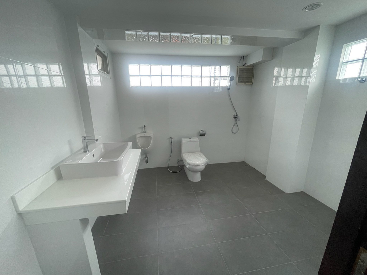 For RentHome OfficeLadkrabang, Suwannaphum Airport : Office building, Rama 9 Soi 43 / 4 Floor (FOR SALE) BZD046