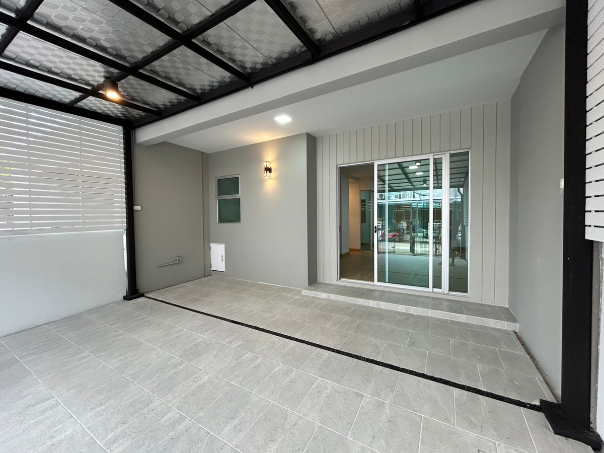 ขายทาวน์โฮมมีนบุรี-ร่มเกล้า : โครงการ พฤกษาวิลล์ รามคำแหง-ร่มเกล้า ทาวน์โฮม 2 ชั้น ต่อเติมหลังคาโรงจอดรถ และครัวพร้อมเคาน์เตอร์ครบ