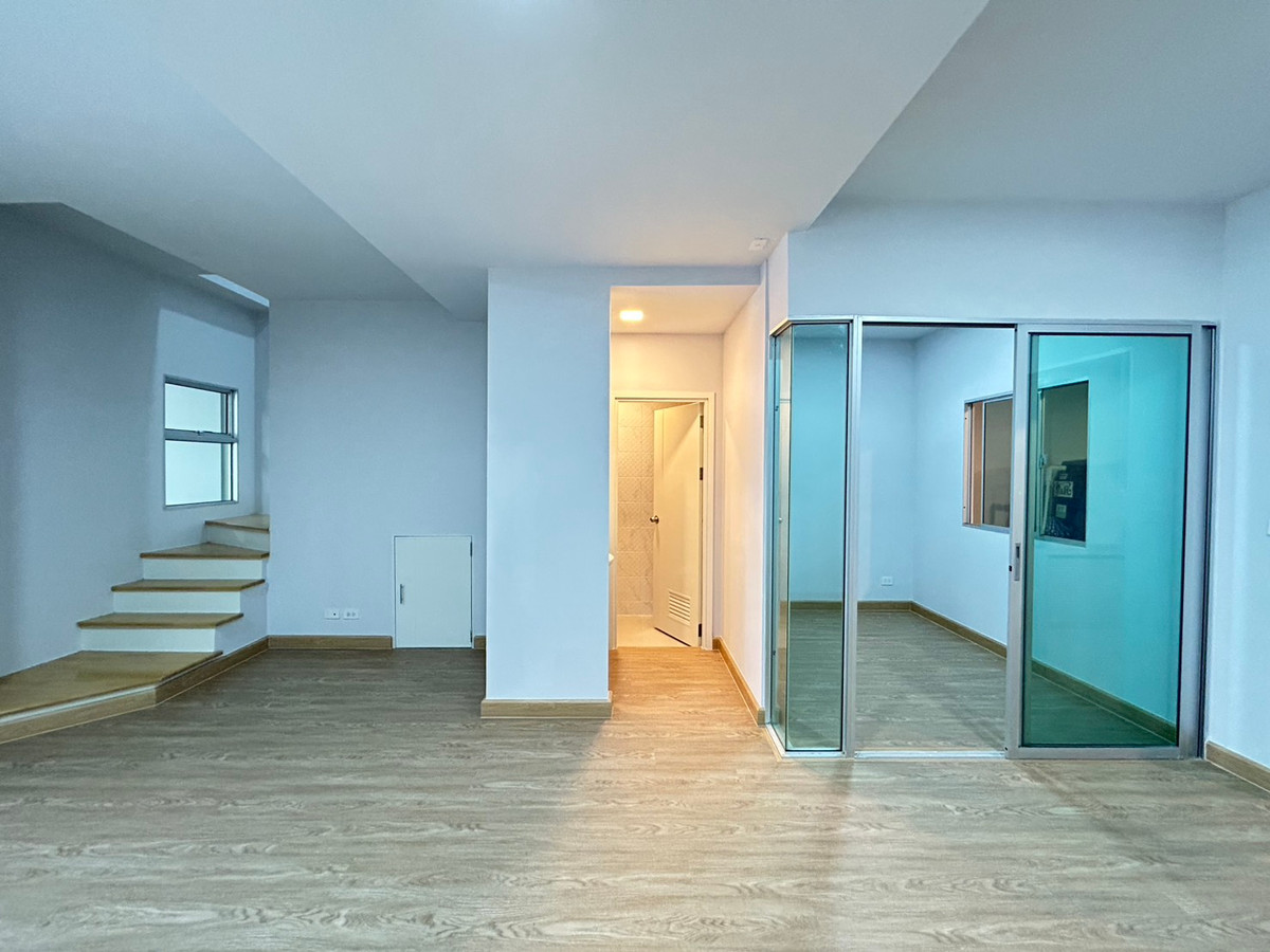 ขายทาวน์โฮมมีนบุรี-ร่มเกล้า : โครงการ พฤกษาวิลล์ รามคำแหง-ร่มเกล้า ทาวน์โฮม 2 ชั้น ต่อเติมหลังคาโรงจอดรถ และครัวพร้อมเคาน์เตอร์ครบ