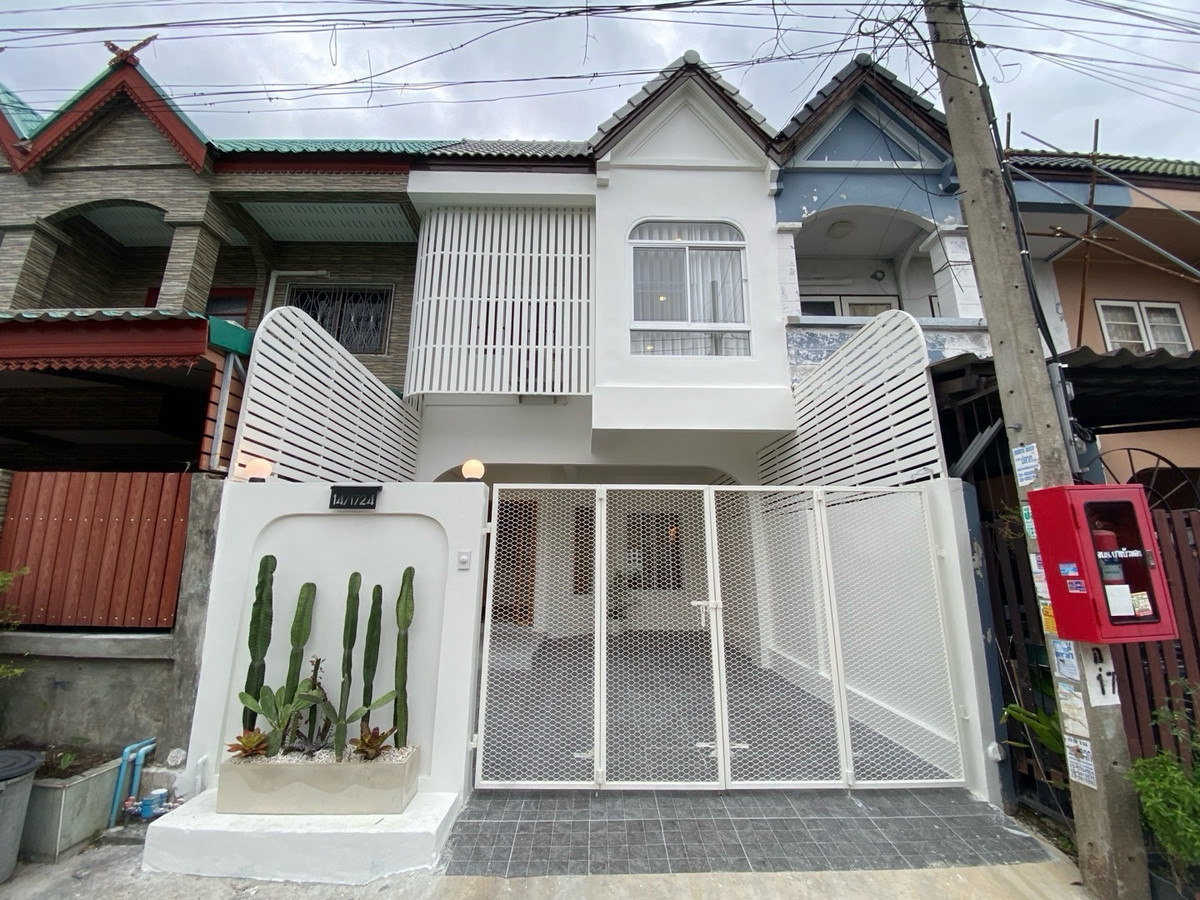 ขายทาวน์โฮมนนทบุรี บางใหญ่ บางบัวทอง : ขาย ทาวน์เฮ้าส์ 2 ชั้น รีโนเวทใหม่ สไตล์มินิมอล แสงสวย ลมดี มีพื้นที่เปิดโล่งและสวนเล็กๆ หลังบ้าน ฟรีของแถมกว่า 30 รายการ บ้าน Soulmate หมู่บ้านบัวทองธานี 