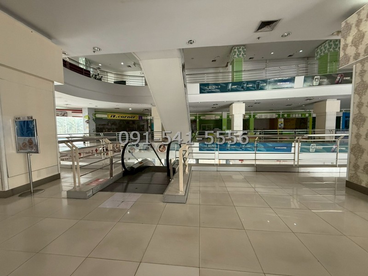 For RentOfficePathum Thani,Rangsit, Thammasat : For rent: shopping center, office building in the heart of Nava Nakhon, area 10,000 sq m, good location next to the main road, 4-story building with hall for organizing events.