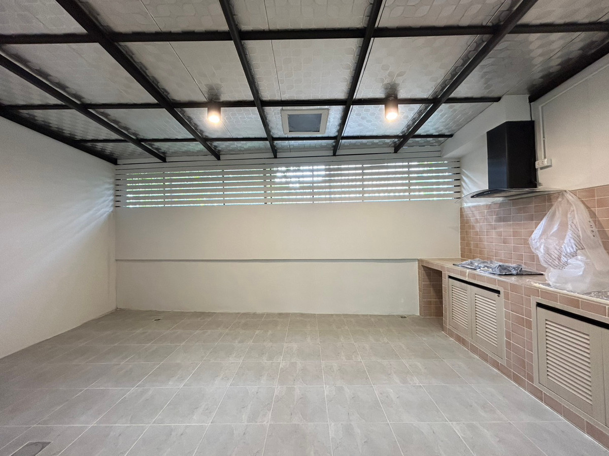 ขายทาวน์โฮมมีนบุรี-ร่มเกล้า : โครงการ พฤกษาวิลล์ รามคำแหง-ร่มเกล้า ทาวน์โฮม 2 ชั้น ต่อเติมหลังคาโรงจอดรถ และครัวพร้อมเคาน์เตอร์ครบ