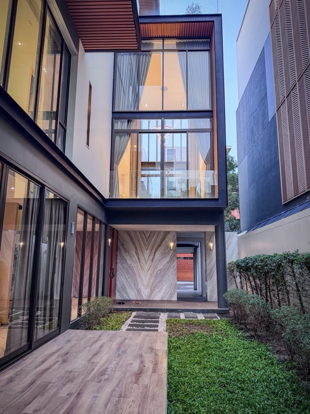 ให้เช่าบ้านเกษตร นวมินทร์ ลาดปลาเค้า : 📢👇บ้านใหม่ หรู 4 ชั้น พร้อม ลิฟต์ ถนนประเสริฐมนูกิจ  เข้าออก หลายเส้นทาง ซอยมัยลาภ (ย่านเกษตร-นวมินทร์) ติดถนนใหญ่ ใกล้ทางด่วนเอกมัย-รามอินทรา 