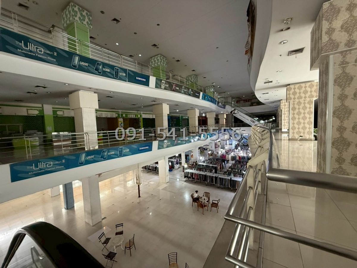 For RentOfficePathum Thani,Rangsit, Thammasat : For rent: shopping center, office building in the heart of Nava Nakhon, area 10,000 sq m, good location next to the main road, 4-story building with hall for organizing events.