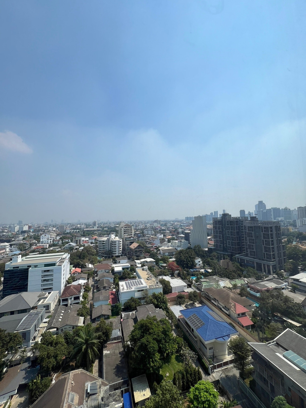 ให้เช่าคอนโดสุขุมวิท อโศก ทองหล่อ : Pet Friendly 🐱 Maru  Ekkamai Great location. It’s a corner bedroom unit — no shared walls, so you can be a bit more private 👀