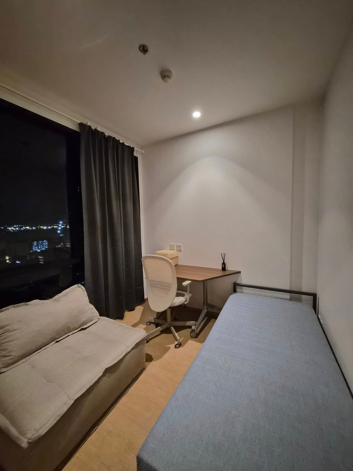 ให้เช่าคอนโดสุขุมวิท อโศก ทองหล่อ : Pet Friendly 🐱 Maru  Ekkamai Great location. It’s a corner bedroom unit — no shared walls, so you can be a bit more private 👀