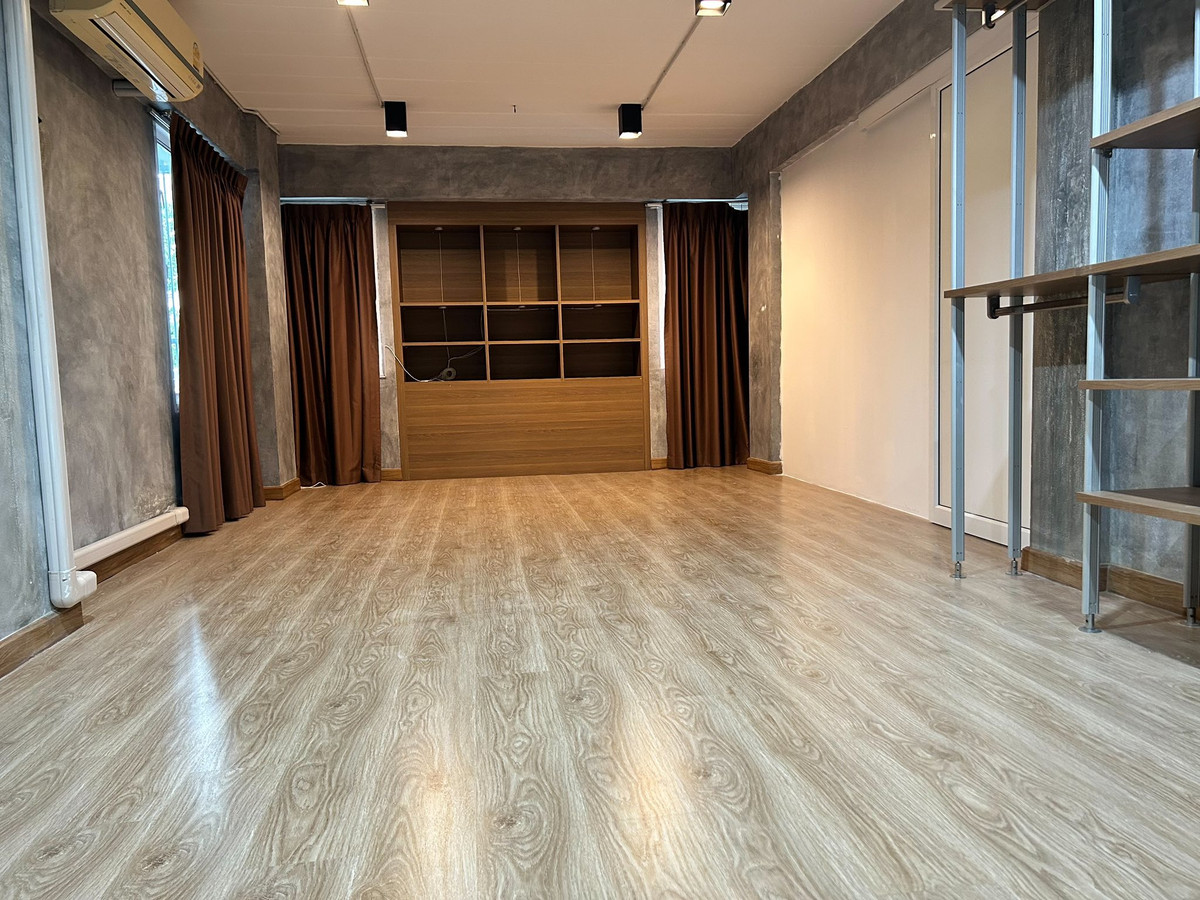 For RentHome OfficeLadkrabang, Suwannaphum Airport : Office building, Rama 9 Soi 43 / 4 Floor (FOR SALE) BZD046