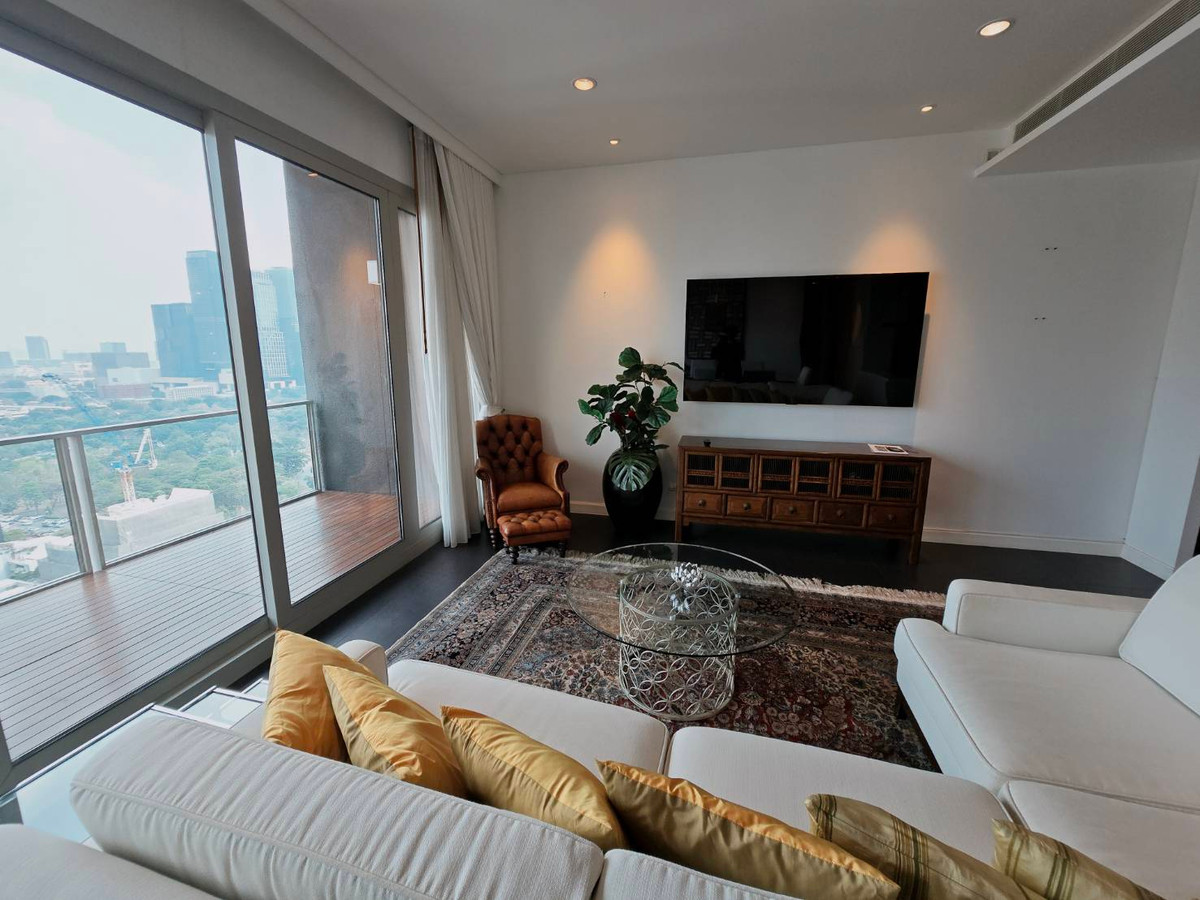 ให้เช่าคอนโดวิทยุ ชิดลม หลังสวน : 185 Rajadamri / ห้องใหญ่ เห็นสวนลุม, Sport Club สภาพดีพร้อมอยู่ / 3 ห้องนอน 162 ตร.ม. โทร 0937890899