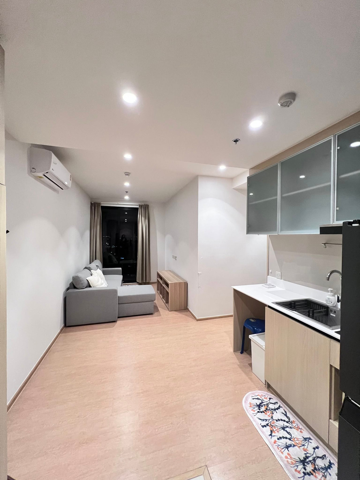 ให้เช่าคอนโดสุขุมวิท อโศก ทองหล่อ : Pet Friendly 🐱 Maru  Ekkamai Great location. It’s a corner bedroom unit — no shared walls, so you can be a bit more private 👀