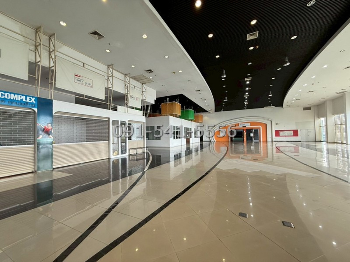 For RentOfficePathum Thani,Rangsit, Thammasat : For rent: shopping center, office building in the heart of Nava Nakhon, area 10,000 sq m, good location next to the main road, 4-story building with hall for organizing events.