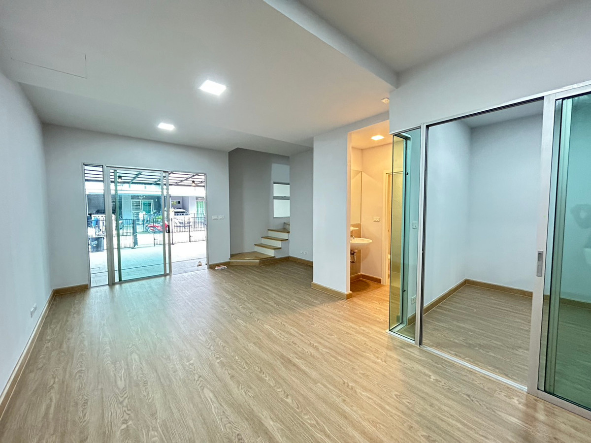 ขายทาวน์โฮมมีนบุรี-ร่มเกล้า : โครงการ พฤกษาวิลล์ รามคำแหง-ร่มเกล้า ทาวน์โฮม 2 ชั้น ต่อเติมหลังคาโรงจอดรถ และครัวพร้อมเคาน์เตอร์ครบ