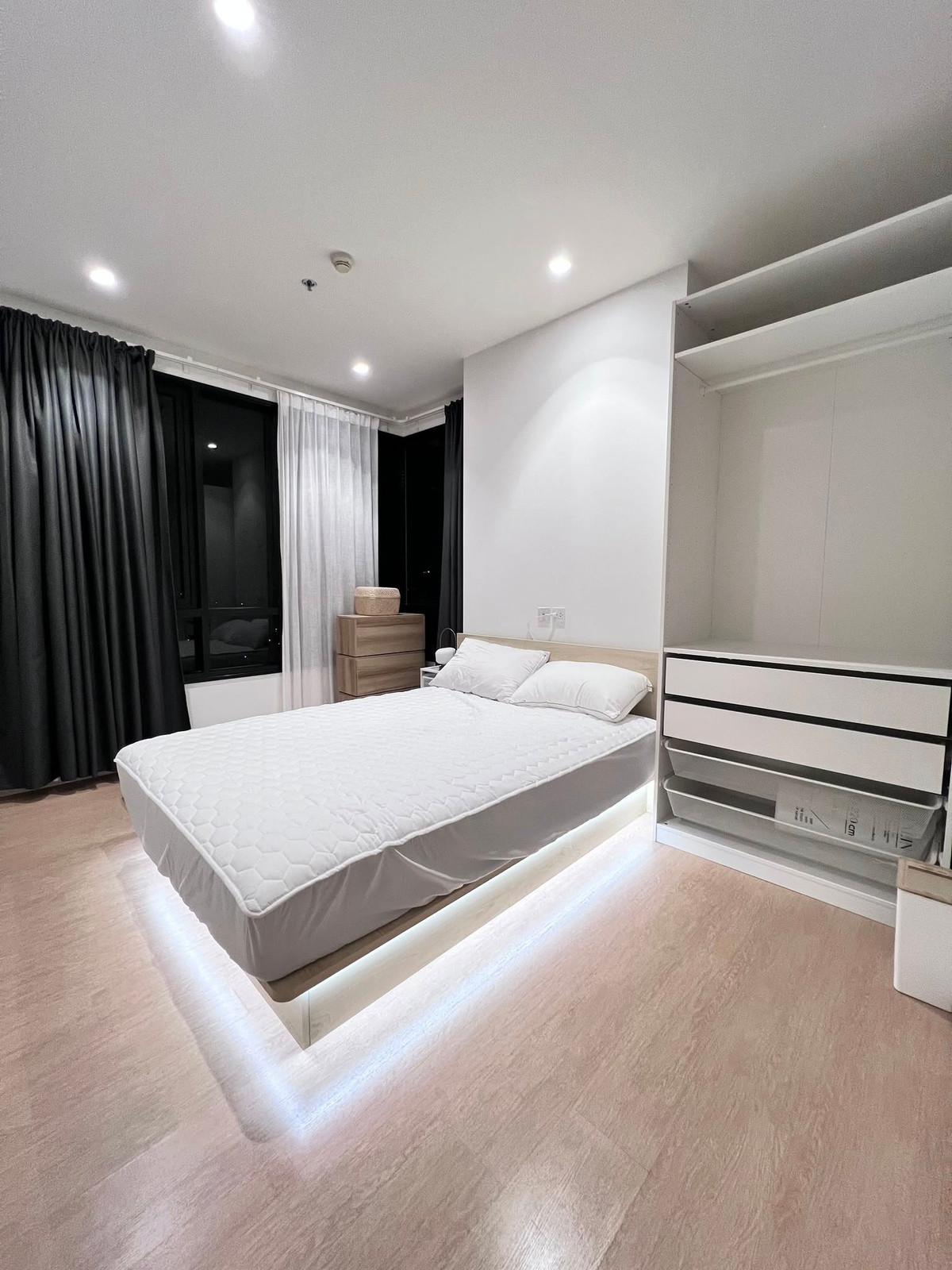 ให้เช่าคอนโดสุขุมวิท อโศก ทองหล่อ : Pet Friendly 🐱 Maru  Ekkamai Great location. It’s a corner bedroom unit — no shared walls, so you can be a bit more private 👀