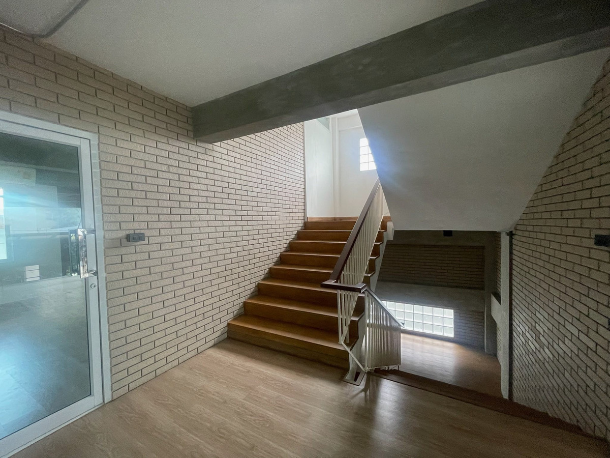 For RentHome OfficeLadkrabang, Suwannaphum Airport : Office building, Rama 9 Soi 43 / 4 Floor (FOR SALE) BZD046