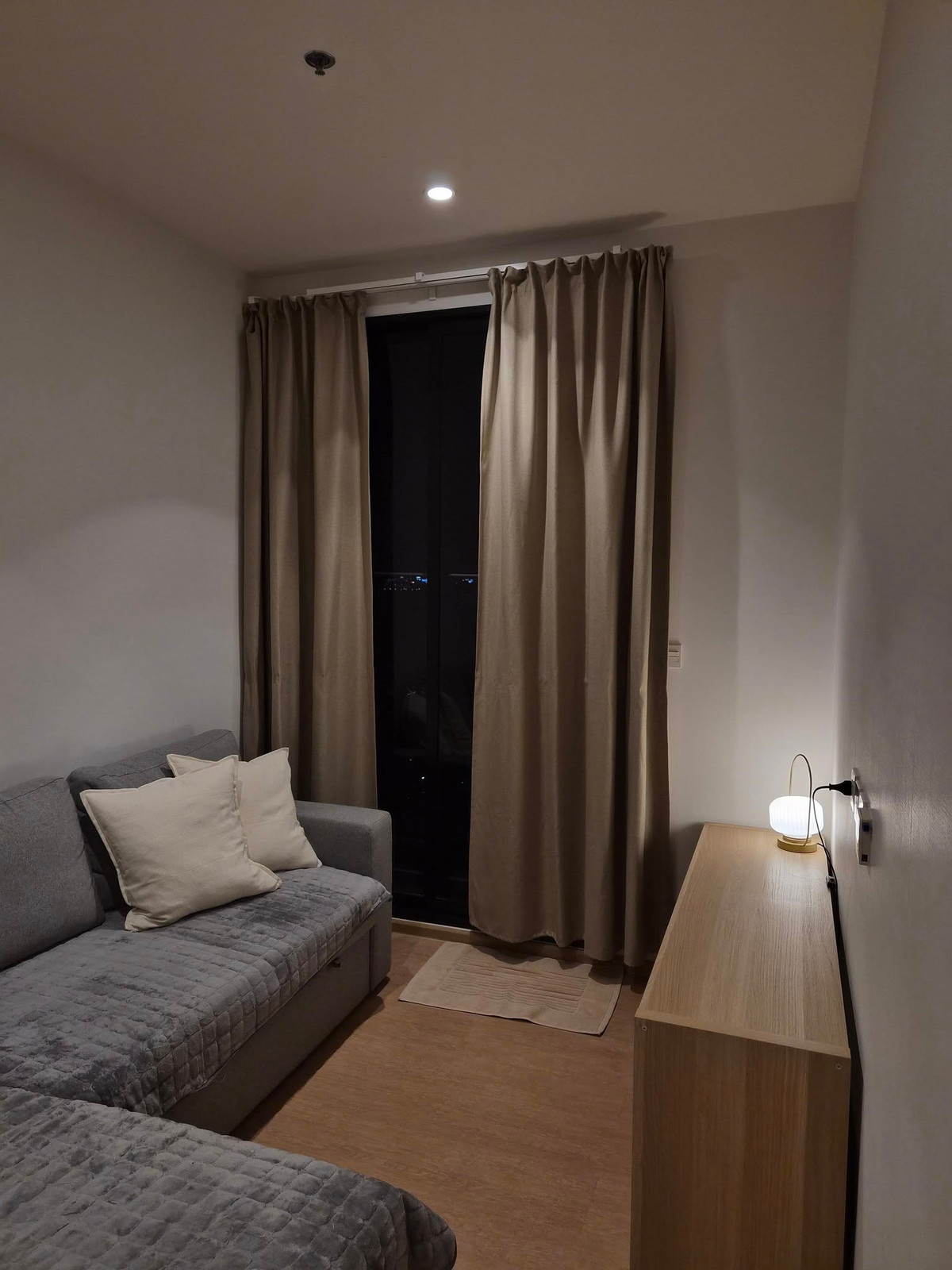 ให้เช่าคอนโดสุขุมวิท อโศก ทองหล่อ : Pet Friendly 🐱 Maru  Ekkamai Great location. It’s a corner bedroom unit — no shared walls, so you can be a bit more private 👀