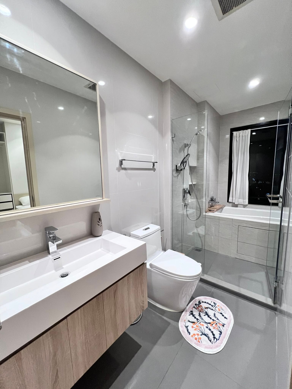 ให้เช่าคอนโดสุขุมวิท อโศก ทองหล่อ : Pet Friendly 🐱 Maru  Ekkamai Great location. It’s a corner bedroom unit — no shared walls, so you can be a bit more private 👀