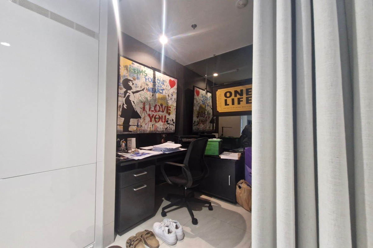 ขายคอนโดสาทร นราธิวาส : 🔥 สำหรับขาย !! เลี้ยงสัตว์ได้ !! ห้องไซส์ใหญ่, ชั้นสูง 17++, ห้องทิศใต้, ตกแต่งสไตล์โมเดิร์น/มินิมอล!! 🔥 Code C20251100004..........Tait Sathorn 12, 1 ห้องนอน Plus, 1 ห้องน้ำ, แต่งครบ, ราคาพิเศษ!!📣📣