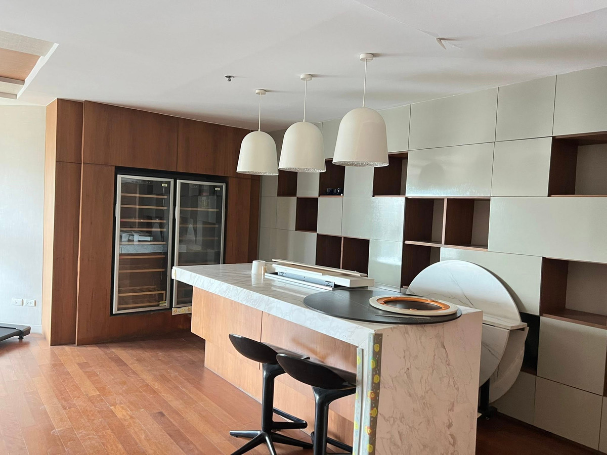 CondoRama9, Petchburi, RCA : FOR SALE/RENT: ✨ Rare large-size luxury unit in the heart of the New CBD – Rama 9 Expansive 295.3 sq.m. • 6 Bedrooms • 3 Master Bedrooms