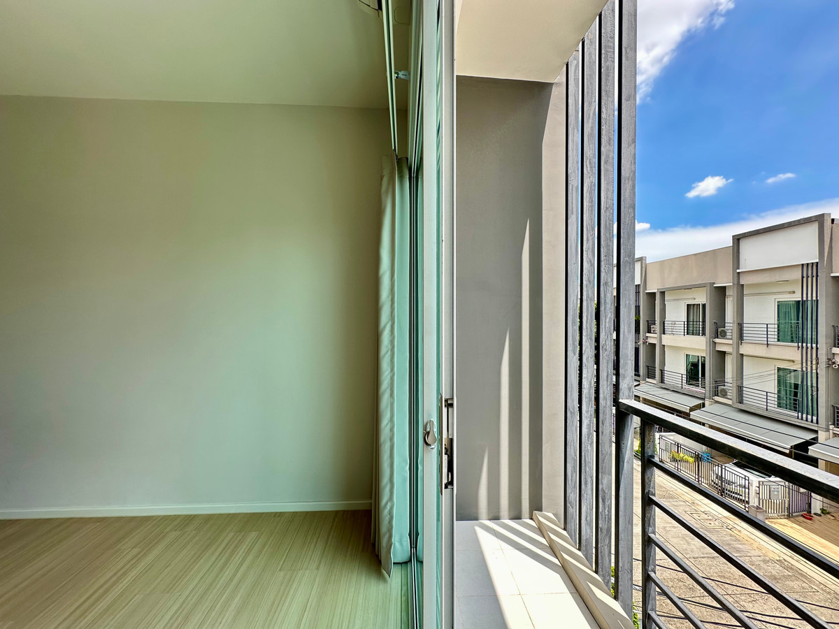 ให้เช่าทาวน์โฮมอ่อนนุช อุดมสุข : ให้เช่าทาวน์โฮม (บ้านเปล่า - พึ่งรีโนเวต) สภาพใหม่ พร้อมอยู่ บ้านกลางเมือง สุขุมวิท 77 - 3 ชั้น 3 ห้องนอน | 3 ห้องน้ำ (176 ตรม) โทร 096-651-4465