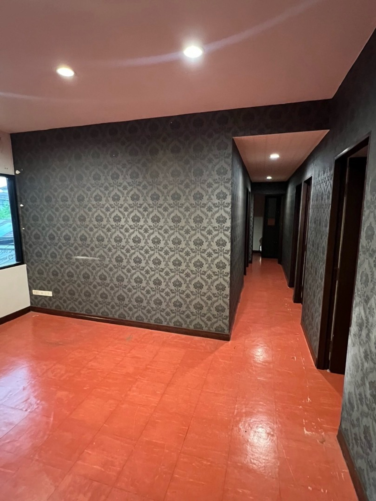 Shop HouseKasetsart, Ratchayothin : 📢👇Start your business in a prime location in Soi Sena Nikhom, with convenient access from Kaset-Nawamin, Phahonyothin, and Ladprao Roads.Ideal for many kind of business or office