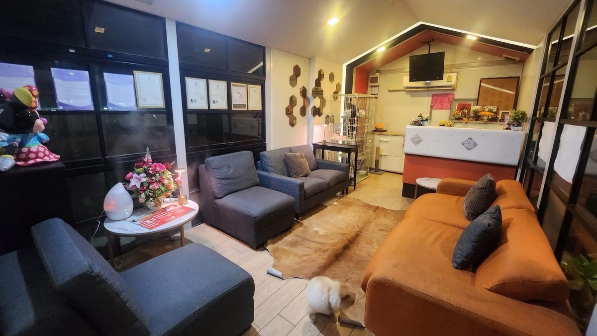 Shop HouseKasetsart, Ratchayothin : 📢👇Start your business in a prime location in Soi Sena Nikhom, with convenient access from Kaset-Nawamin, Phahonyothin, and Ladprao Roads.Ideal for many kind of business or office