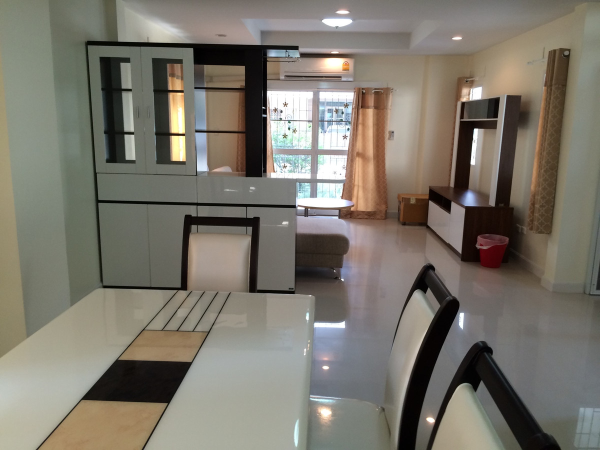 For RentHouseLadkrabang, Suwannaphum Airport : Beautiful house for rent, Chuan Chuen Village, On Nut, Sukhapiban 2 Road, size 52 sq m. Rental price 45,000 baht/month.