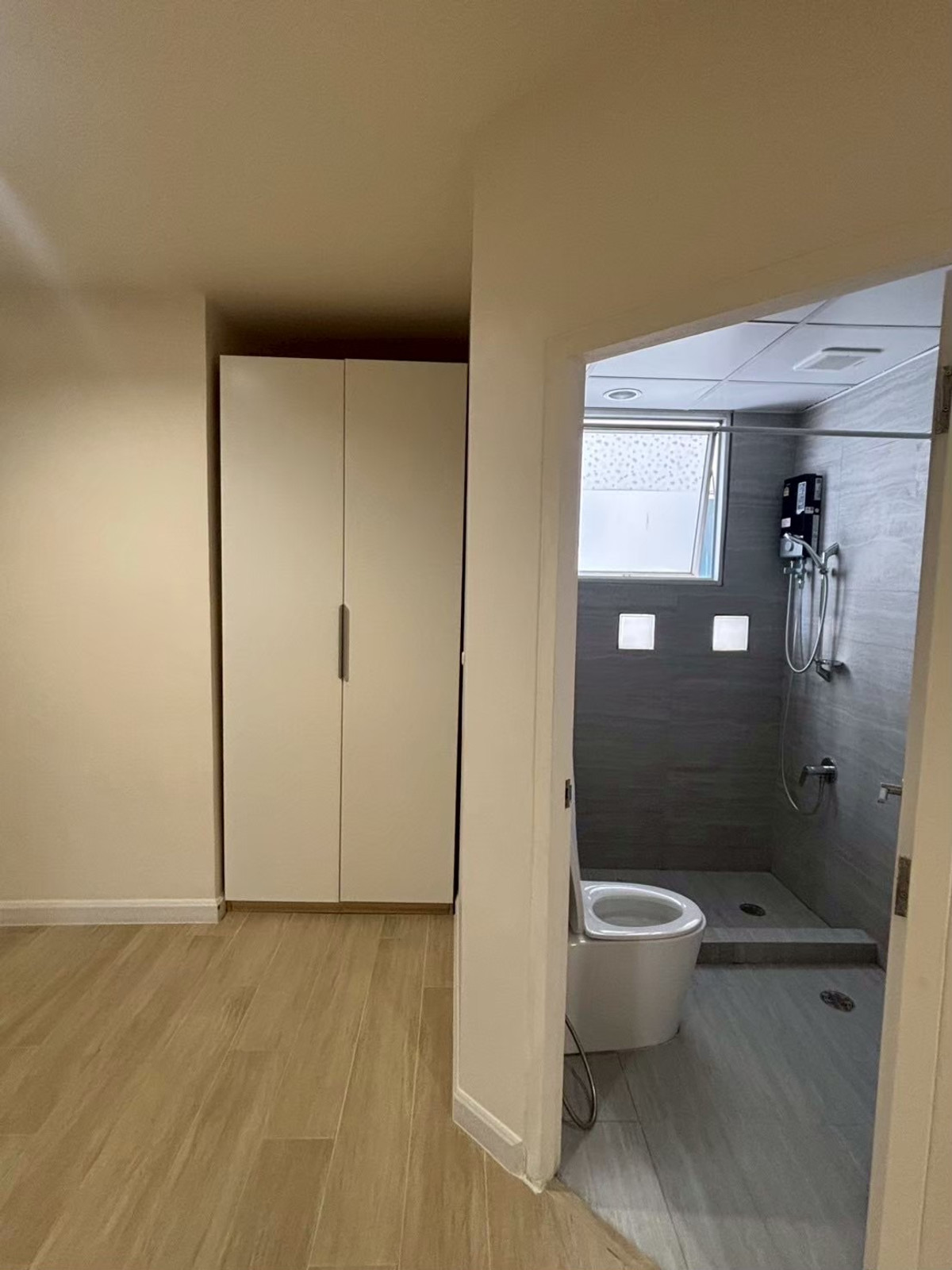 ให้เช่าคอนโดราชเทวี พญาไท : ★ ปทุมวัน รีสอร์ท ★ 75 ตรม.,ชั้น 7 (2 ห้องนอน 2 ห้องน้ำ), ★ใกล้ BTS พญาไท และ Airport Link พญาไท ★ ใกล้สยามพารากอน, สยามสแควร์★ สิ่งอำนวยความสะดวกมากมาย★ เครื่องใช้ไฟฟ้าครบครัน★ 