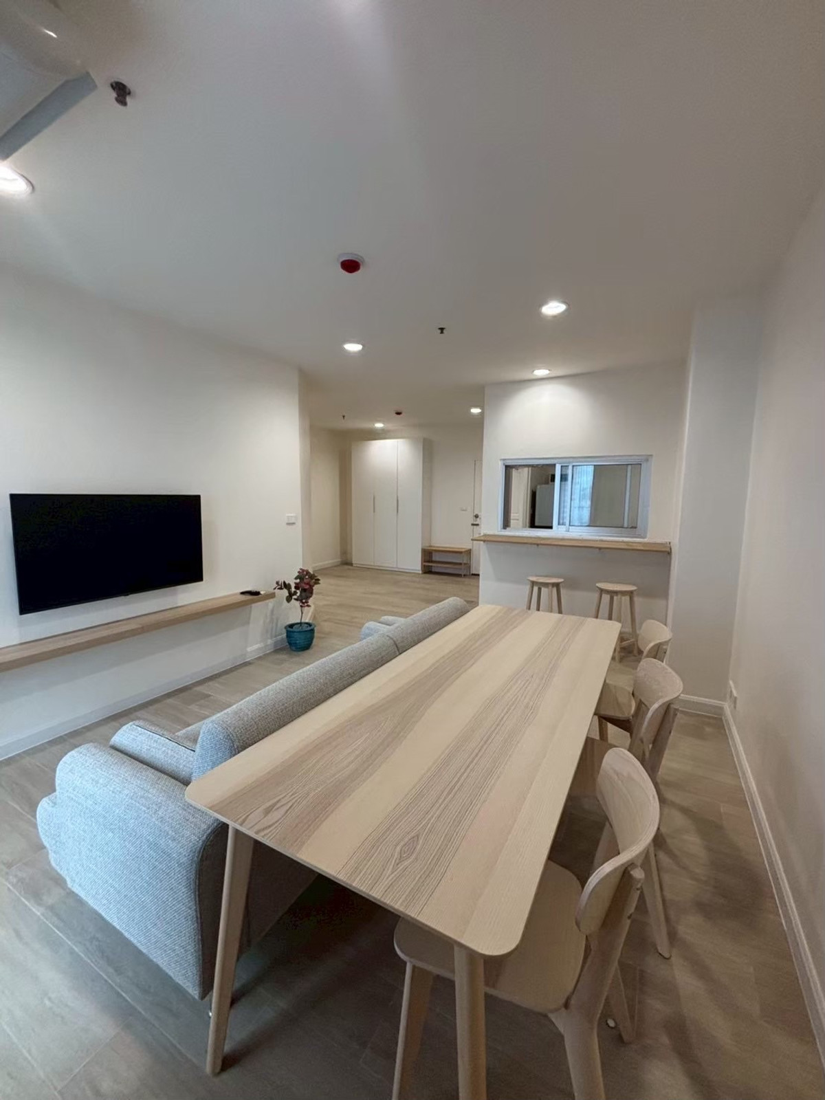 ให้เช่าคอนโดราชเทวี พญาไท : ★ ปทุมวัน รีสอร์ท ★ 75 ตรม.,ชั้น 7 (2 ห้องนอน 2 ห้องน้ำ), ★ใกล้ BTS พญาไท และ Airport Link พญาไท ★ ใกล้สยามพารากอน, สยามสแควร์★ สิ่งอำนวยความสะดวกมากมาย★ เครื่องใช้ไฟฟ้าครบครัน★ 